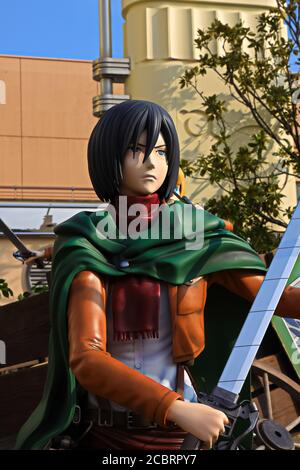 Klonoid-Statue von Mikasa Ackerman aus Angriff auf Titan ( Shingeki no Kyojin ) /Rennen um das Überleben XR Fahrt in den Universal Studios japan. Stockfoto