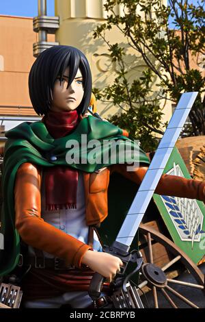 Klonoid-Statue von Mikasa Ackerman aus Angriff auf Titan ( Shingeki no Kyojin ) /Rennen um das Überleben XR Fahrt in den Universal Studios japan. Stockfoto