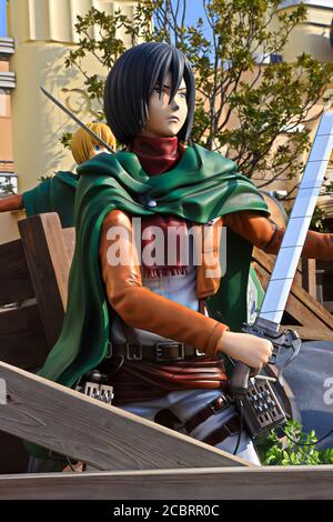 Klonoid-Statue von Mikasa Ackerman aus Angriff auf Titan ( Shingeki no Kyojin ) /Rennen um das Überleben XR Fahrt in den Universal Studios japan. Stockfoto