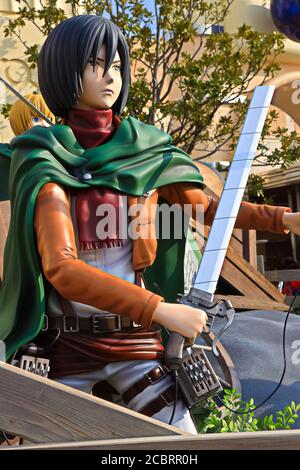 Klonoid-Statue von Mikasa Ackerman aus Angriff auf Titan ( Shingeki no Kyojin ) /Rennen um das Überleben XR Fahrt in den Universal Studios japan. Stockfoto