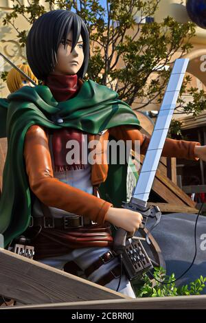 Klonoid-Statue von Mikasa Ackerman aus Angriff auf Titan ( Shingeki no Kyojin ) /Rennen um das Überleben XR Fahrt in den Universal Studios japan. Stockfoto