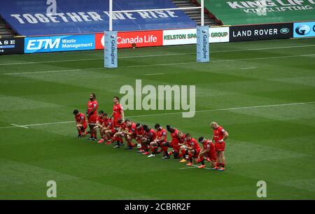 Saracens-Spieler knieen zur Unterstützung der Black Lives Matter-Bewegung während des Gallagher Premiership-Spiels in Ashton Gate, Bristol. Stockfoto