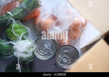 Lieferung von Waren an die Tür. Kommissionierer Verpackung Lebensmittel in einem Karton-Boxen. Stockfoto