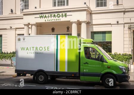 Waitrose Supermarkt und Lieferwagen, ein vornehme britische Supermarkt mit Online-Bestellung und Lieferung Stockfoto