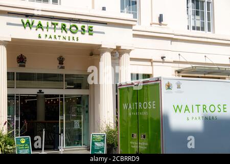 Waitrose Supermarkt und Lieferwagen, ein vornehme britische Supermarkt mit Online-Bestellung und Lieferung Stockfoto