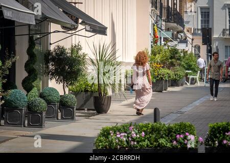 London - August 2020: Motcomb Street in Knightsbridge / Belgravia. Eine gehobene Einkaufsstraße, die für ihre luxuriösen Modegeschäfte bekannt ist Stockfoto