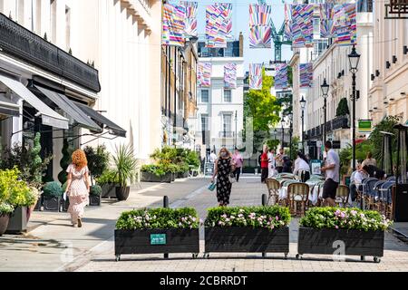 London - August 2020: Motcomb Street in Knightsbridge / Belgravia. Eine gehobene Einkaufsstraße, die für ihre luxuriösen Modegeschäfte bekannt ist Stockfoto