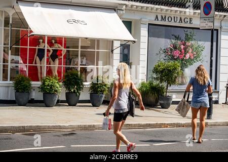 London - August 2020: Motcomb Street in Knightsbridge / Belgravia. Eine gehobene Einkaufsstraße, die für ihre luxuriösen Modegeschäfte bekannt ist Stockfoto