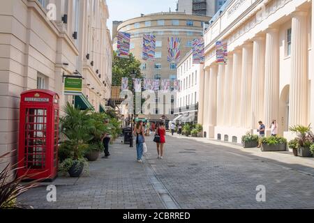 London - August 2020: Motcomb Street in Knightsbridge / Belgravia. Eine gehobene Einkaufsstraße, die für ihre luxuriösen Modegeschäfte bekannt ist Stockfoto