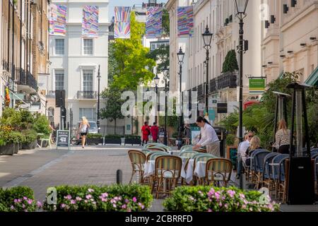 London - August 2020: Motcomb Street in Knightsbridge / Belgravia. Eine gehobene Einkaufsstraße, die für ihre luxuriösen Modegeschäfte bekannt ist Stockfoto