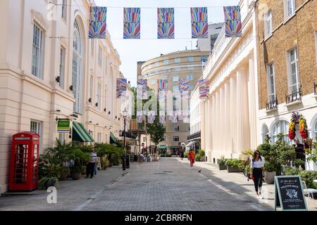 London - August 2020: Motcomb Street in Knightsbridge / Belgravia. Eine gehobene Einkaufsstraße, die für ihre luxuriösen Modegeschäfte bekannt ist Stockfoto