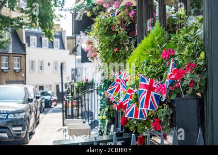Britische Gewerkschaftsflaggen schmücken die Straßen von Belgravia in London Stockfoto
