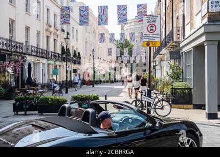 London - August 2020: Motcomb Street in Knightsbridge / Belgravia. Eine gehobene Einkaufsstraße, die für ihre luxuriösen Modegeschäfte bekannt ist Stockfoto