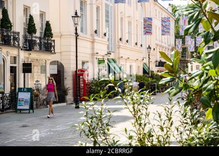 London - August 2020: Motcomb Street in Knightsbridge / Belgravia. Eine gehobene Einkaufsstraße, die für ihre luxuriösen Modegeschäfte bekannt ist Stockfoto