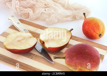 Birnen auf einem Schneidebrett mit einem Küchenmesser. Nahaufnahme. Stockfoto