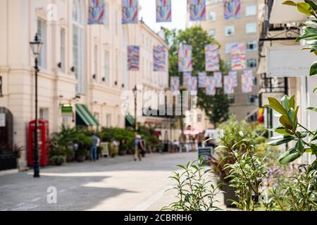 London - August 2020: Motcomb Street in Knightsbridge / Belgravia. Eine gehobene Einkaufsstraße, die für ihre luxuriösen Modegeschäfte bekannt ist Stockfoto