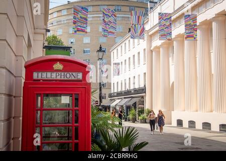 London - August 2020: Motcomb Street in Knightsbridge / Belgravia. Eine gehobene Einkaufsstraße, die für ihre luxuriösen Modegeschäfte bekannt ist Stockfoto