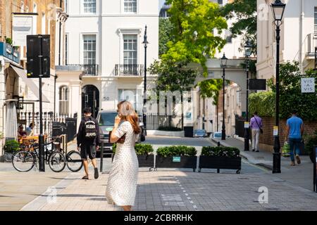 London - August 2020: Motcomb Street in Knightsbridge / Belgravia. Eine gehobene Einkaufsstraße, die für ihre luxuriösen Modegeschäfte bekannt ist Stockfoto