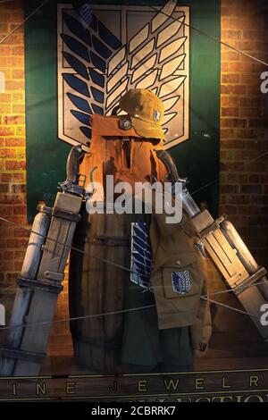 Nahaufnahme der Außenwand Umfrage Team Uniform für Souvenirs Und 3D Manöver Gear Schwert und Mobile Gerät von Attack Auf Titan / Shingeki no Kyojin.at UN Stockfoto