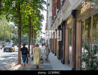 London - August 2020: Sloane Street in Knightsbridge, eine gehobene Straße, die für ihre Luxusgeschäfte und Modebarken berühmt ist Stockfoto