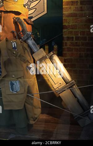 Nahaufnahme der Außenwand Umfrage Team Uniform für Souvenirs Und 3D Manöver Gear Schwert und Mobile Gerät von Attack Auf Titan / Shingeki no Kyojin.at UN Stockfoto