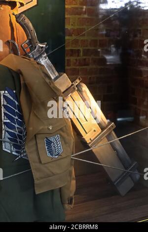 Nahaufnahme der Außenwand Umfrage Team Uniform für Souvenirs Und 3D Manöver Gear Schwert und Mobile Gerät von Attack Auf Titan / Shingeki no Kyojin.at UN Stockfoto