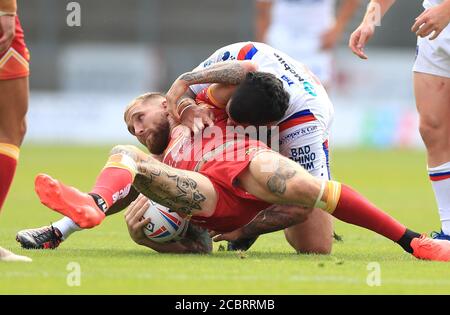 Sam Tomkins von Catalans Dragons wird von David Fifita (rechts) von Wakefield Trinity während des Betfred Super League-Spiels im Totally Wicked Stadium, St. Helens, angegangen. Stockfoto