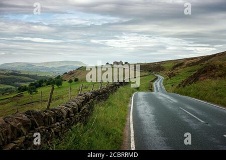 Blick auf Pendle Hill von der Lancashire Moor Road in der Nähe der Laneshaw Bridge, Großbritannien Stockfoto