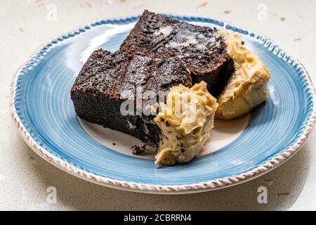 Belgien Schokoladenkuchen mit Erdnussbutter Sahne serviert mit Teller. Bereit zum Essen. Stockfoto