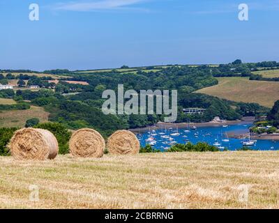 Blick auf Heuballen im Feld mit Blick auf St mawes cornwall uk Stockfoto
