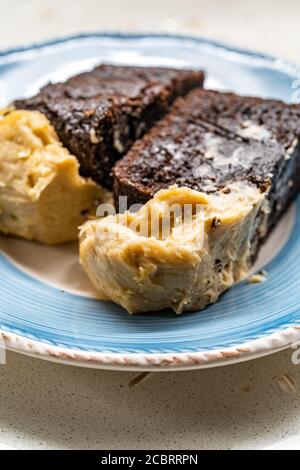 Belgien Schokoladenkuchen mit Erdnussbutter Sahne serviert mit Teller. Bereit zum Essen. Stockfoto