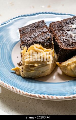 Belgien Schokoladenkuchen mit Erdnussbutter Sahne serviert mit Teller. Bereit zum Essen. Stockfoto