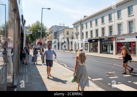 London - August 2020: Shopper auf der Kings Road, einem exklusiven Viertel mit Modegeschäften und Restaurants in Chelsea im Südwesten Londons Stockfoto