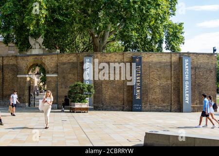 London - August 2020: Saatchi Gallery Entrance, eine Galerie für zeitgenössische Kunst an der Kings Road in Chelsea Stockfoto