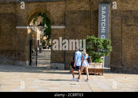 London - August 2020: Saatchi Gallery Entrance, eine Galerie für zeitgenössische Kunst an der Kings Road in Chelsea Stockfoto