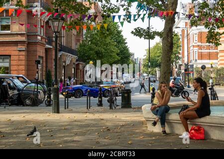 London - August, 2020: Sloane Square London Street scene, ein gehobenes Viertel in Chelsea / Knightsbridge im Westen Londons Stockfoto