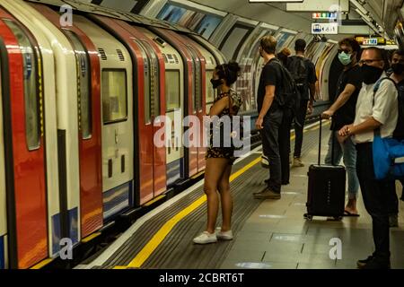 London Underground Plattform von Menschen tragen Gesichtsmasken Stockfoto