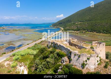 Burg Griva mit Blick auf die Straße nach Lefkada vom Festland, Ionische Inseln, Griechenland Stockfoto