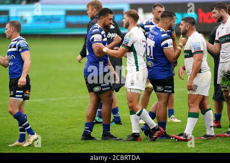 Baths Taulupe Faletau begrüßt den Londoner Iren Theo Brophy-Clews nach der letzten Pfeife während des Spiels der Gallagher Premiership am Recreation Ground in Bath. Stockfoto