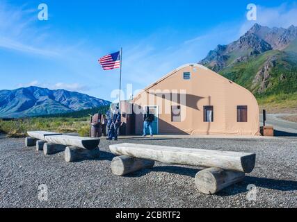 US-Flagge an der Ranger Station im Denali National Park in Alaska. Stockfoto