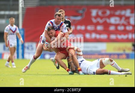 Tom Davies von Catalans Dragons (Mitte) wird von Romain Navarrete von Wakefield Trinity (links) und Matty Ashurst während des Matches der Betfred Super League im Totally Wicked Stadium, St. Helens, angegangen. Stockfoto