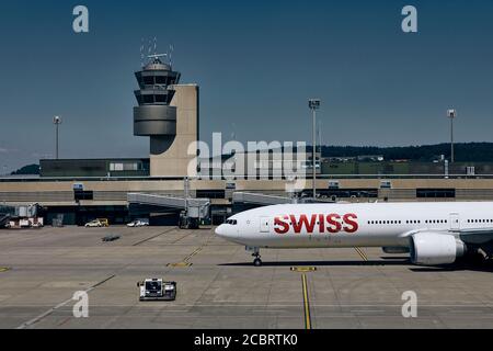 Zürich, Schweiz - 07. August 2020: Flaggschiff der Swiss International Air Lines Boeing 777-300ER beim Rollieren am Flughafen Zürich am 07. August 2020. Stockfoto