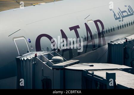 Zürich, Schweiz - 07. August 2020: Qatar Airways Airbus 350 - 900 rollt am Flughafen Zürich am 07. August 2020. Stockfoto