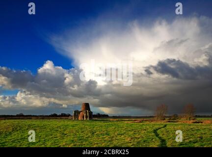 Ein Blick auf einen unruhigen Himmel mit sich nähernden Regenwolken im frühen Winter in St. Benets Abbey, Ludham, Norfolk, England, Großbritannien. Stockfoto