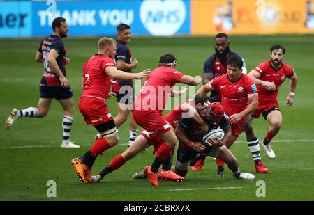 Siale Piutau von Bristol Bears wird von Alex Goode von Saracens während des Spiels der Gallagher Premiership am Ashton Gate in Bristol angegangen. Stockfoto