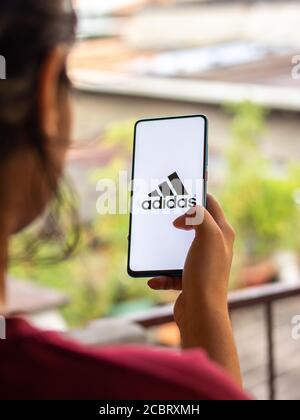 Assam, indien - Augest 15, 2020 : Adidas ein Sportswear Markenlogo auf dem Telefonbildschirm. Stockfoto