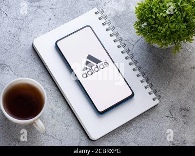 Assam, indien - Augest 15, 2020 : Adidas ein Sportswear Markenlogo auf dem Telefonbildschirm. Stockfoto
