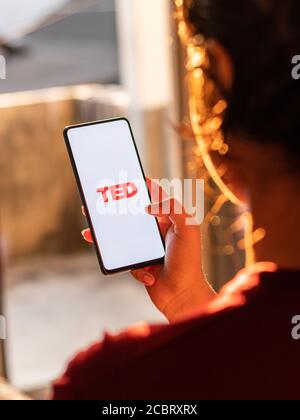 Assam, indien - Augest 15, 2020 : TED Talks-Logo auf dem Telefonbildschirm. Stockfoto