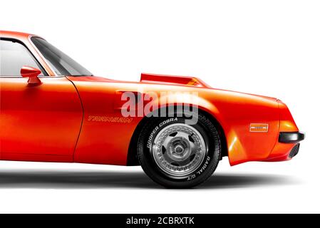 Izmir, Türkei - 11. Juli 2020: Orangene Seitenansicht eines 1974 Pontiac Trans am Brand Muscle Car auf weißem Hintergrund. Stockfoto