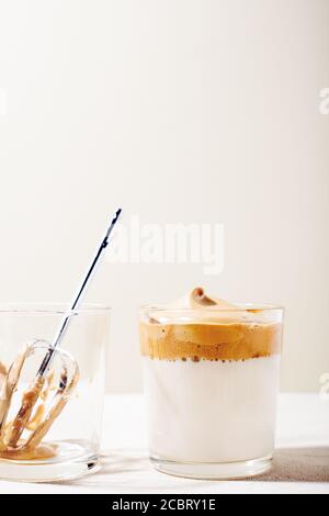 Trendy Schlagsahne koreanischen Dalgona Getränk mit Schaum von Instant-Kaffee Auf beigefarbenem Hintergrund mit Kopierbereich Stockfoto